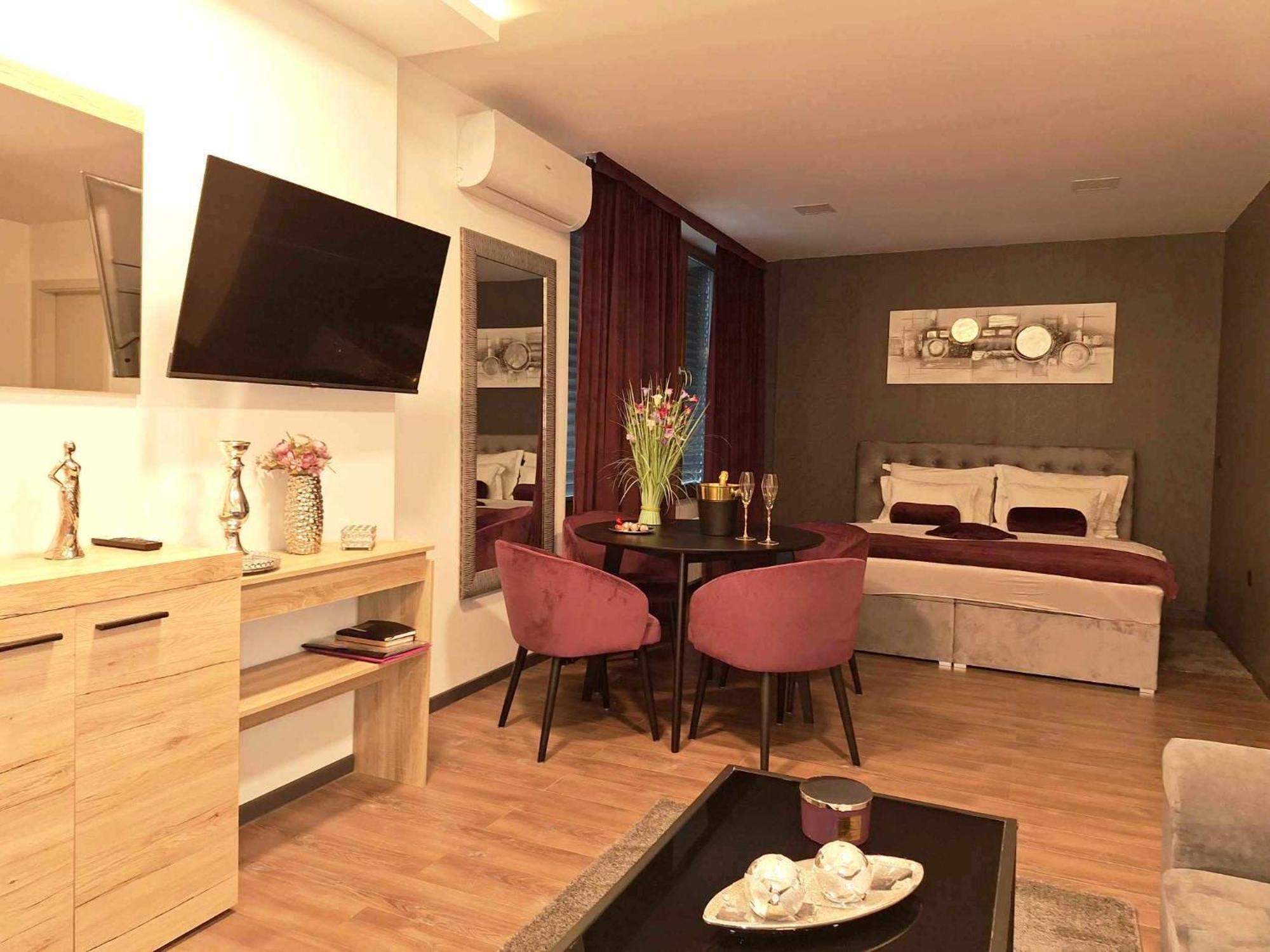 Arcobaleno Apartments & Rooms วาราชดีน ภายนอก รูปภาพ